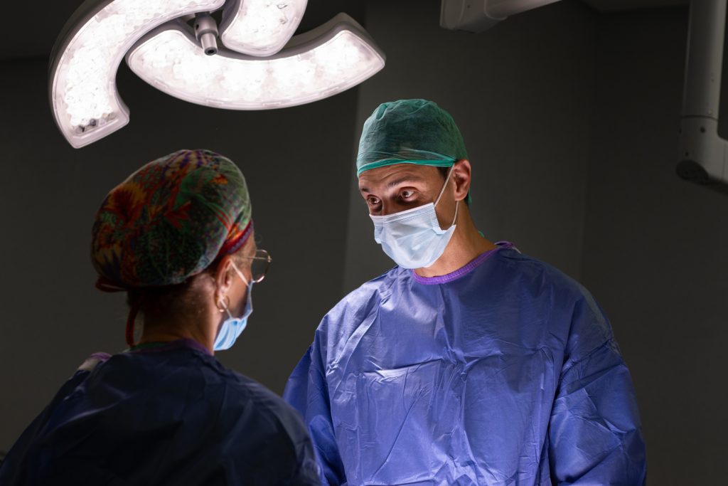 El doctor Pérez Espadero mirando a la auxiliar en quirófano