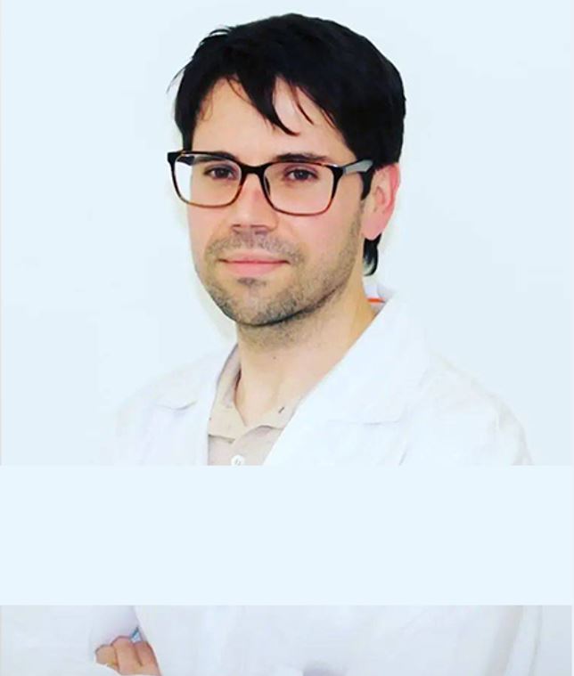 Dr. David Sanchís con un fondo blanco