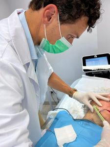 Dr. Pérez Espadero realiza un procedimiento a una paciente