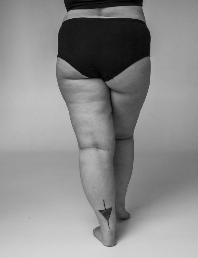 Mujer con sobrepeso en blanco y negro